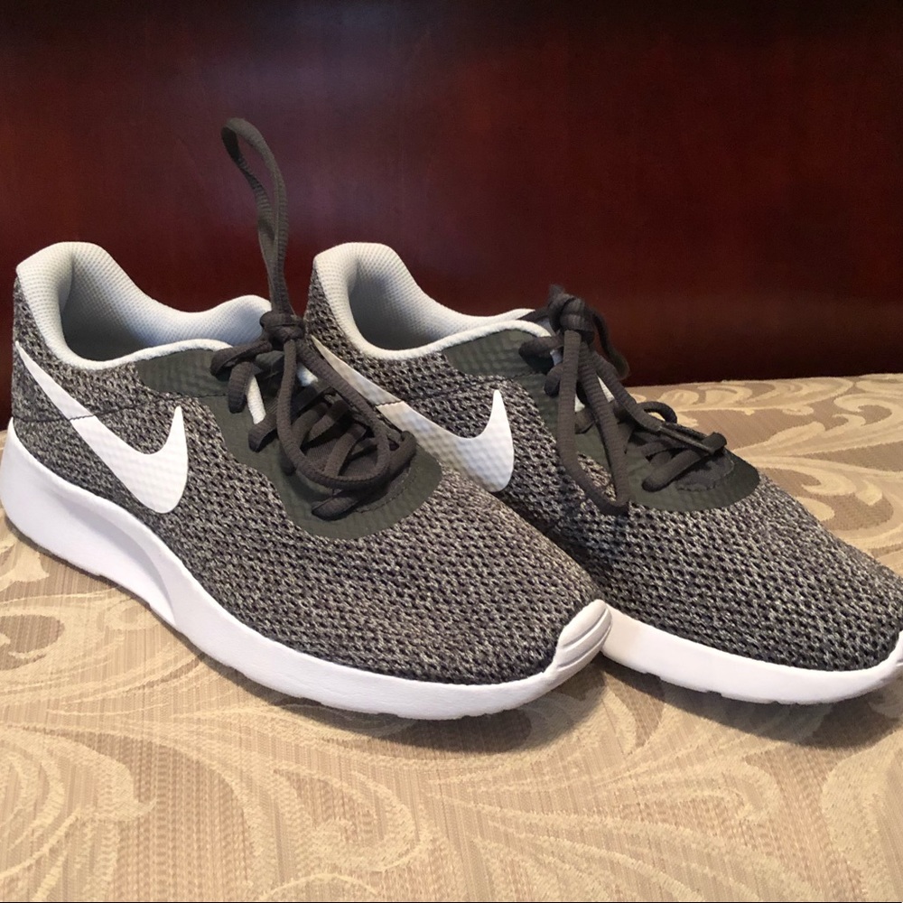 NIKE Tanjun grey women’s 9.5